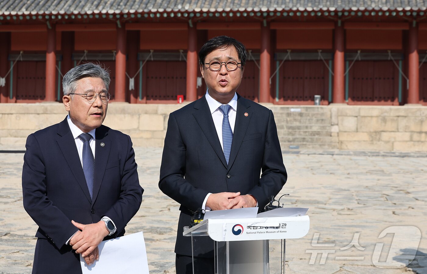 본문 이미지 - 최휘영 문화체육관광부 장관이 7일 오후 서울 종묘 정전 하월대에서 종묘 앞 개발 관련 대법원 판결과 관련해 입장을 밝히고 있다. 왼쪽은 허민 국가유산청장. 2025.11.7/뉴스1 ⓒ News1 김진환 기자