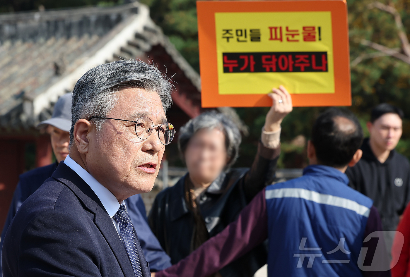 (서울=뉴스1) 김진환 기자 = 허민 국가유산청장이 7일 오후 서울 종묘 정전 하월대에서 종묘 앞 개발 관련 대법원 판결과 관련해 입장을 밝히고 있다.앞서 대법원은 지난 6일 국가 …