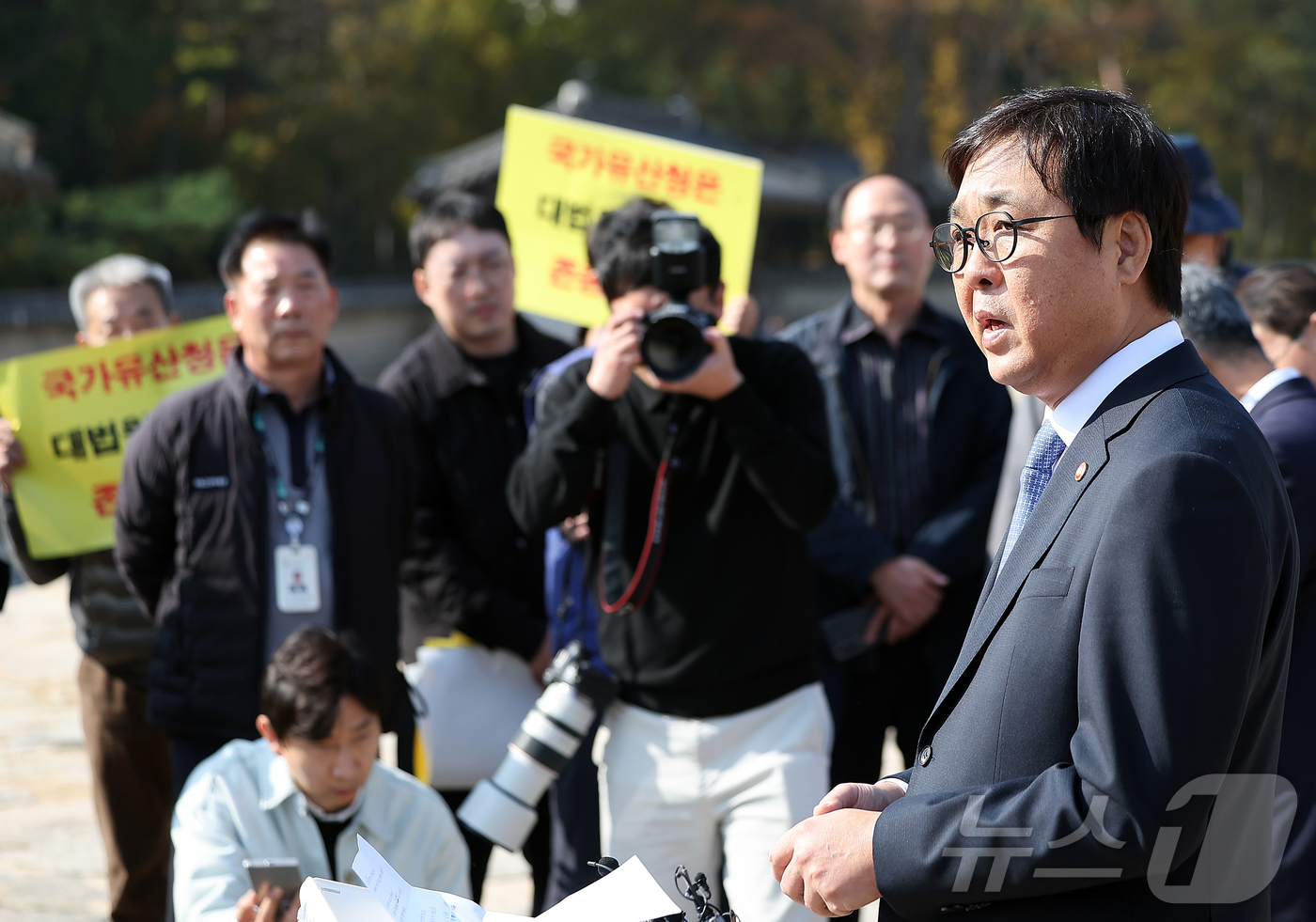 (서울=뉴스1) 김진환 기자 = 최휘영 문화체육관광부 장관이 7일 오후 서울 종묘 정전 하월대에서 종묘 앞 개발 관련 대법원 판결과 관련해 입장을 밝히고 있다.앞서 대법원은 지난 …