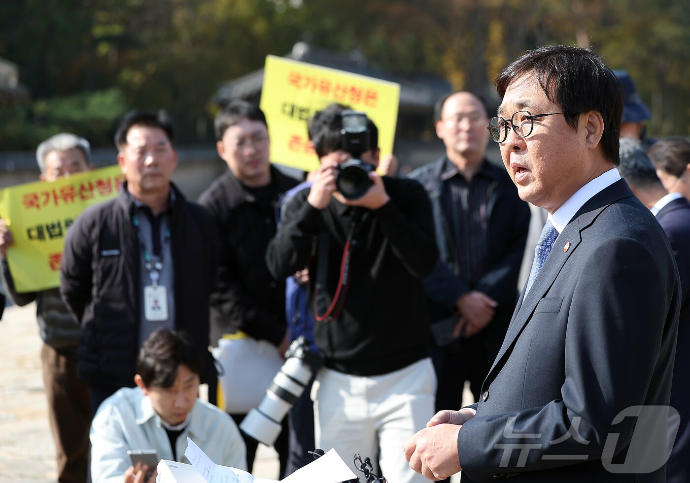 본문 이미지 - 최휘영 문화체육관광부 장관이 7일 오후 서울 종묘 정전 하월대에서 종묘 앞 개발 관련 대법원 판결과 관련해 입장을 밝히고 있다. 2025.11.7/뉴스1 ⓒ News1 김진환 기자