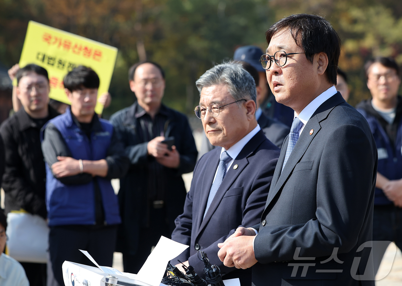 (서울=뉴스1) 김진환 기자 = 최휘영 문화체육관광부 장관이 7일 오후 서울 종묘 정전 하월대에서 종묘 앞 개발 관련 대법원 판결과 관련해 입장을 밝히고 있다. 왼쪽은 허민 국가유 …