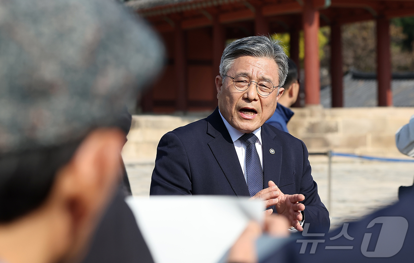 (서울=뉴스1) 김진환 기자 = 허민 국가유산청장이 7일 오후 서울 종묘 정전 하월대에서 종묘 앞 개발 관련 대법원 판결과 관련해 입장을 밝히고 있다.앞서 대법원은 지난 6일 국가 …