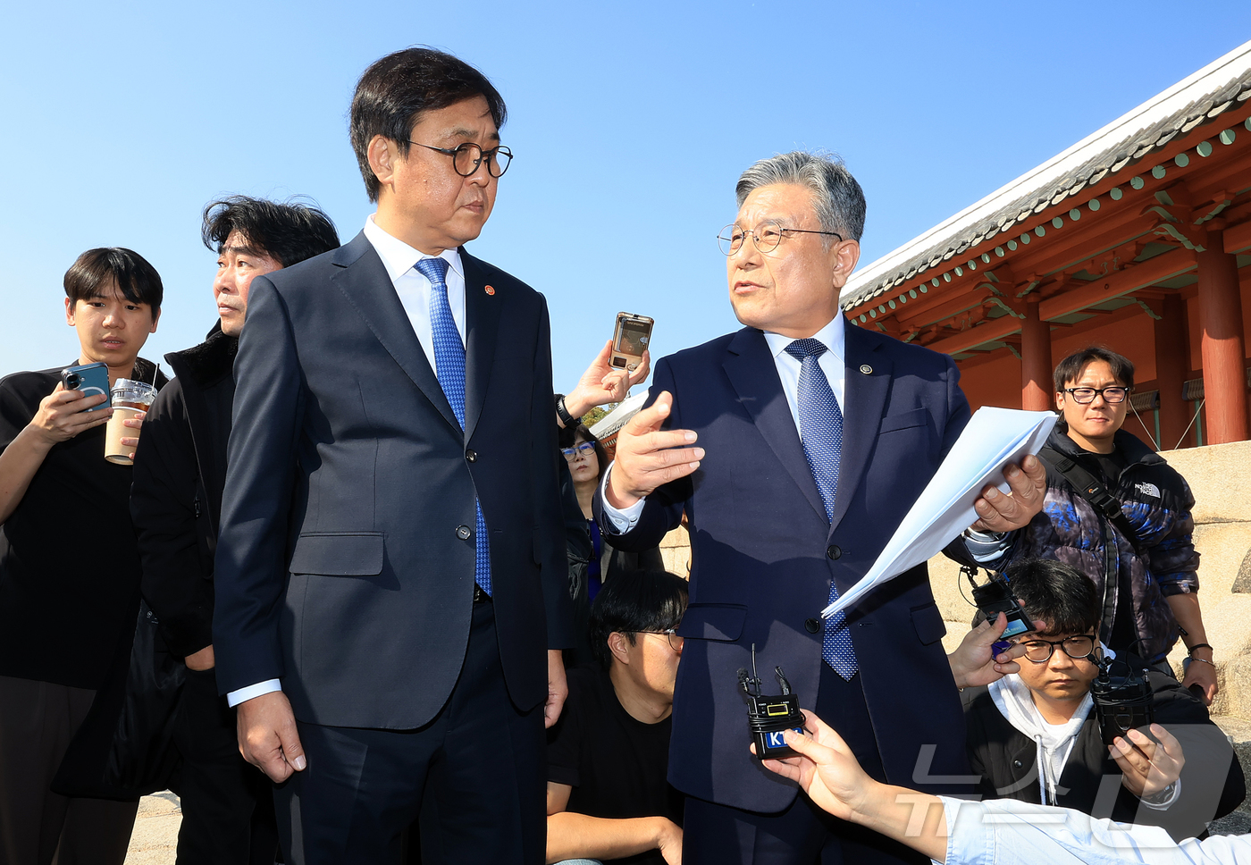 (서울=뉴스1) 김진환 기자 = 최휘영 문화체육관광부 장관과 허민 국가유산청장(오른쪽)이 7일 오후 종묘 앞 개발 관련 대법원 판결과 관련한 입장을 밝히기에 앞서 서울 종묘 정전 …