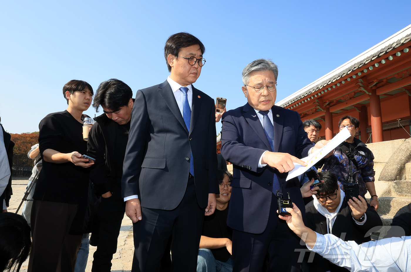 (서울=뉴스1) 김진환 기자 = 최휘영 문화체육관광부 장관과 허민 국가유산청장(오른쪽)이 7일 오후 종묘 앞 개발 관련 대법원 판결과 관련한 입장을 밝히기에 앞서 서울 종묘 정전 …