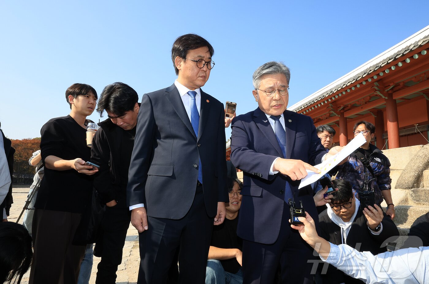 본문 이미지 - 최휘영 문화체육관광부 장관과 허민 국가유산청장&#40;오른쪽&#41;이 7일 오후 종묘 앞 개발 관련 대법원 판결과 관련한 입장을 밝히기에 앞서 서울 종묘 정전 하월대를 점검하고 있다. 2025.11.7/뉴스1 ⓒ News1 김진환 기자
