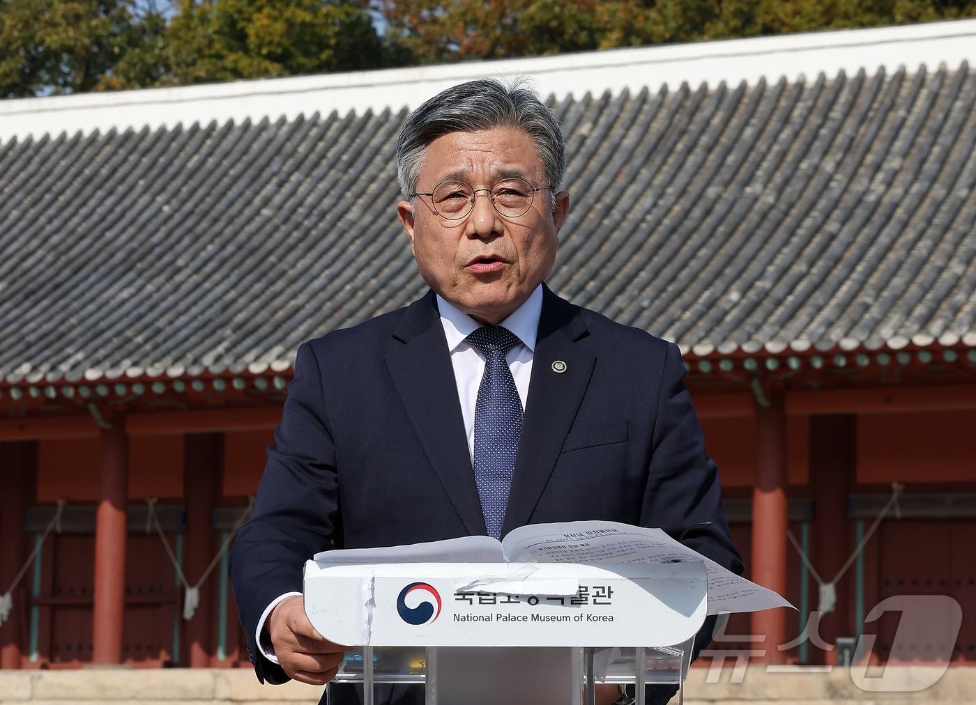 (서울=뉴스1) 김진환 기자 = 허민 국가유산청장이 7일 오후 서울 종묘 정전 하월대에서 종묘 앞 개발 관련 대법원 판결과 관련해 입장을 밝히고 있다.앞서 대법원은 지난 6일 국가 …