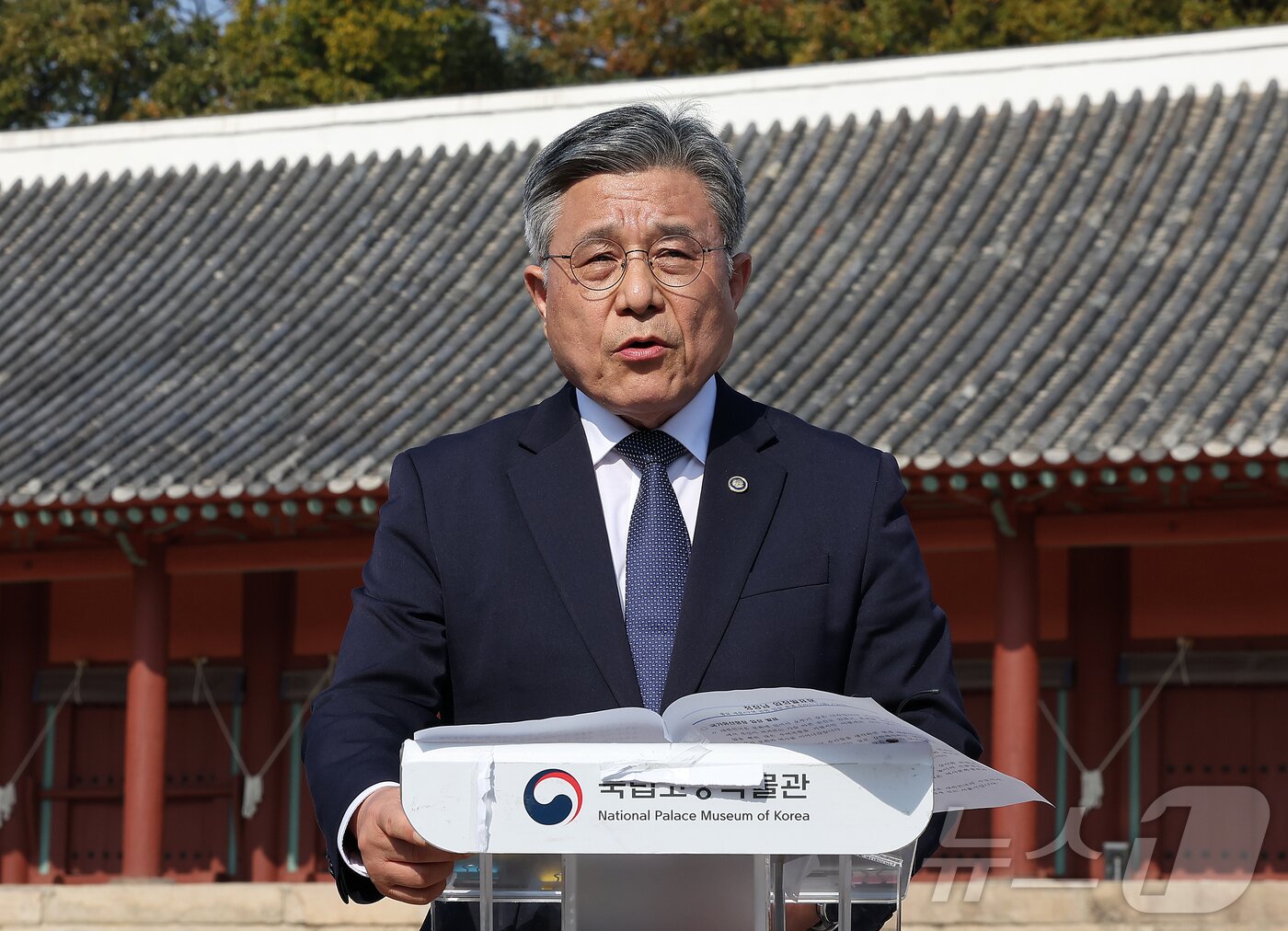 본문 이미지 - 허민 국가유산청장이 7일 오후 서울 종묘 정전 하월대에서 종묘 앞 개발 관련 대법원 판결과 관련해 입장을 밝히고 있다. 2025.11.7/뉴스1 ⓒ News1 김진환 기자