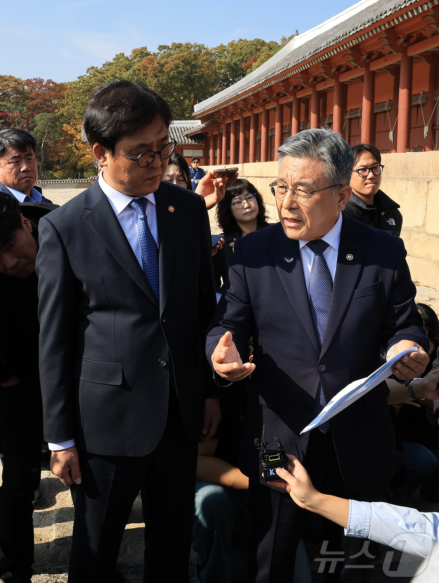 (서울=뉴스1) 김진환 기자 = 최휘영 문화체육관광부 장관과 허민 국가유산청장(오른쪽)이 7일 오후 종묘 앞 개발 관련 대법원 판결과 관련한 입장을 밝히기에 앞서 서울 종묘 정전 …