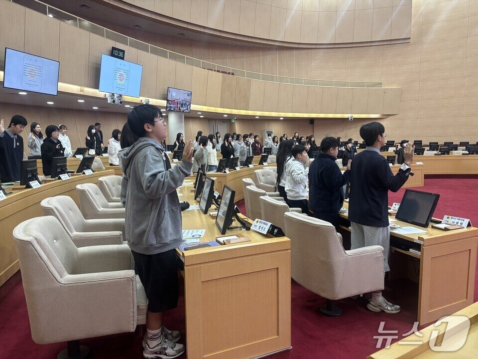 본문 이미지 - 함평월야중 학생들이 전남도의회 청소년 의회교실 활동에 참여하고 있다.&#40;전남도교육청 제공, 재판매 및 DB 금지&#41;/뉴스1 