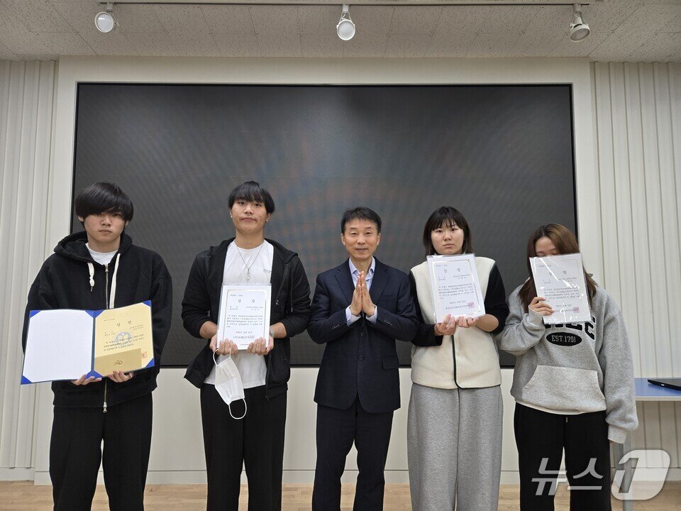 본문 이미지 - &#39;영광 상사화 예술제&#39;에서 글짓기와 그리기 부문 수상자들이 선생님과 기념사진을 찍고 있다. &#40;전남도교육청 제공, 재판매 및 DB 금지&#41;/뉴스1 