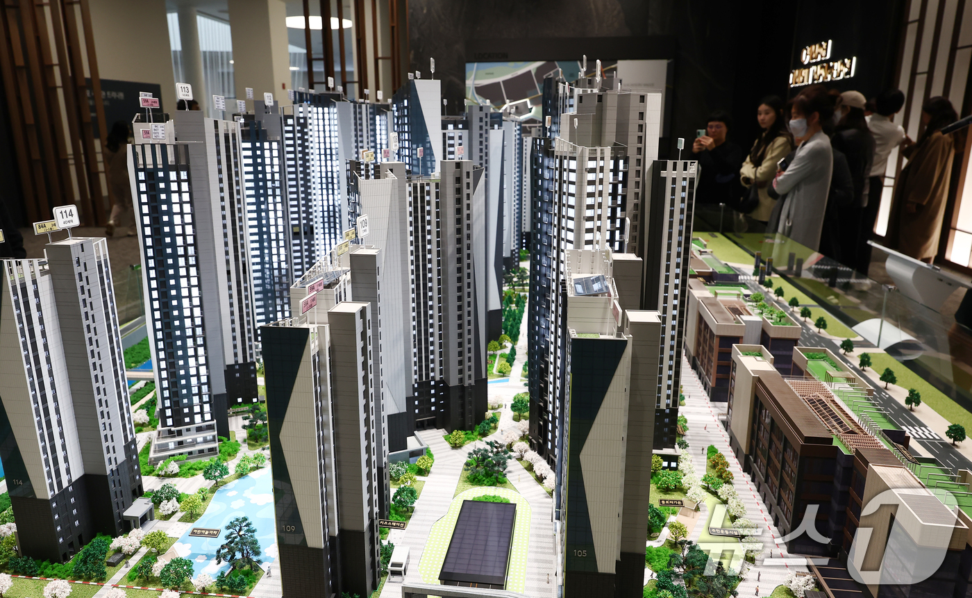 (서울=뉴스1) 김민지 기자 = 7일 오후 서울 송파구 래미안갤러리에서 시민들이 반포 래미안 트리니원 견본주택을 보고 있다.반포 래미안 트리니원은 반포아파트 제3주구 주택재건축 정 …