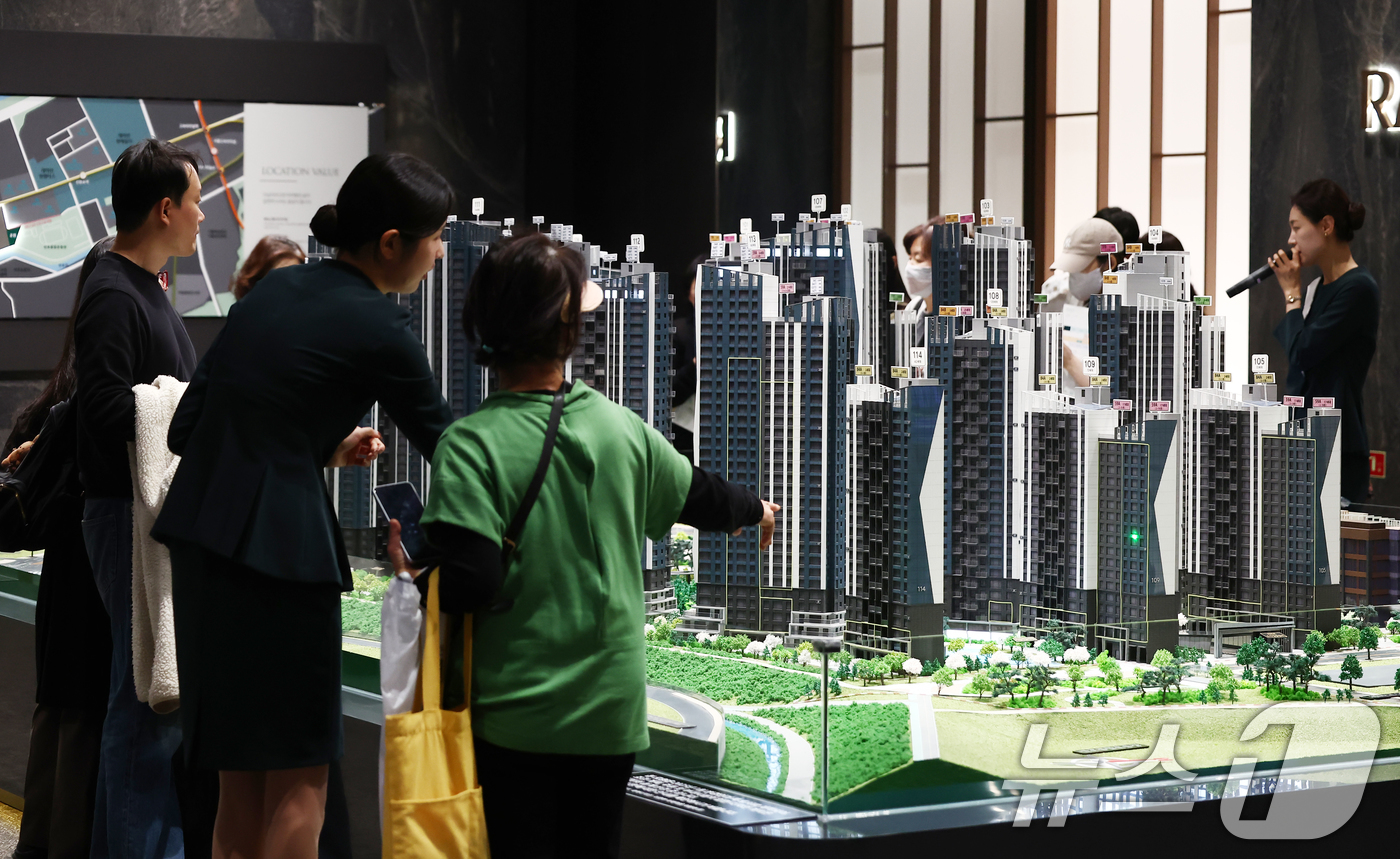 (서울=뉴스1) 김민지 기자 = 7일 오후 서울 송파구 래미안갤러리에서 시민들이 반포 래미안 트리니원 견본주택을 보고 있다.반포 래미안 트리니원은 반포아파트 제3주구 주택재건축 정 …