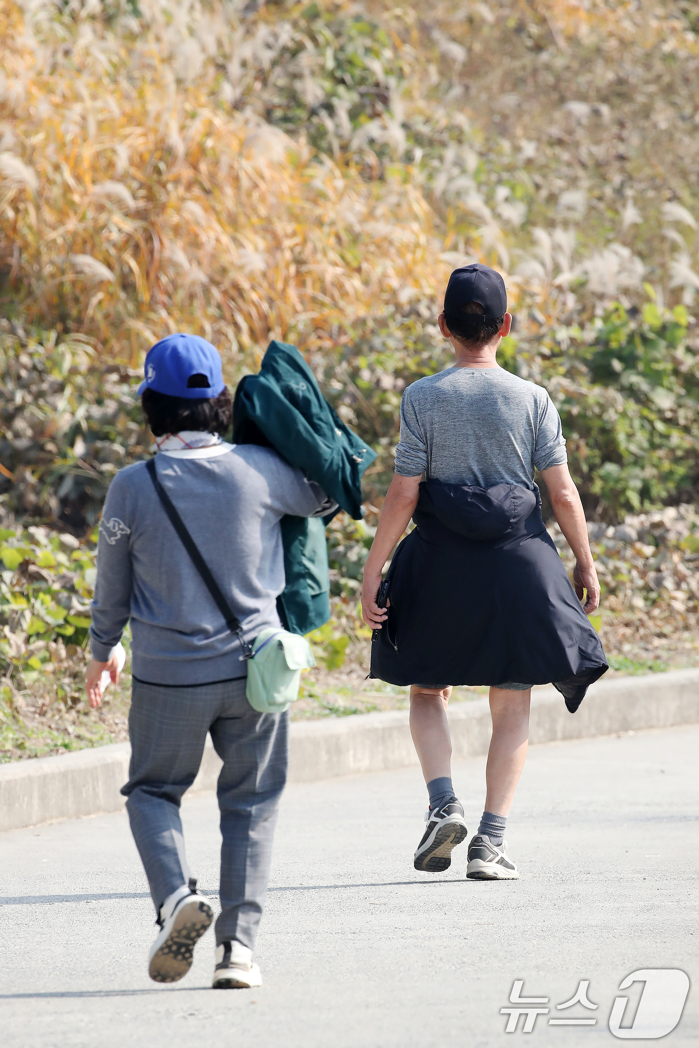 (대구=뉴스1) 공정식 기자 = 겨울이 시작된다는 절기 입동(立冬)인 7일 오후 대구 달성습지를 찾은 시민들이 가벼운 옷차림으로 산책하고 있다. 2025.11.7/뉴스1