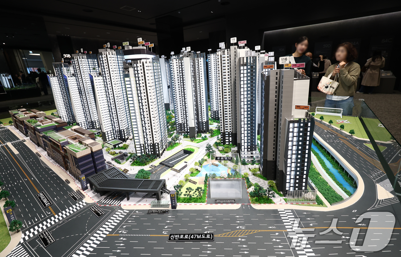 (서울=뉴스1) 김민지 기자 = 7일 오후 서울 송파구 래미안갤러리에서 시민들이 반포 래미안 트리니원 견본주택을 보고 있다.반포 래미안 트리니원은 반포아파트 제3주구 주택재건축 정 …