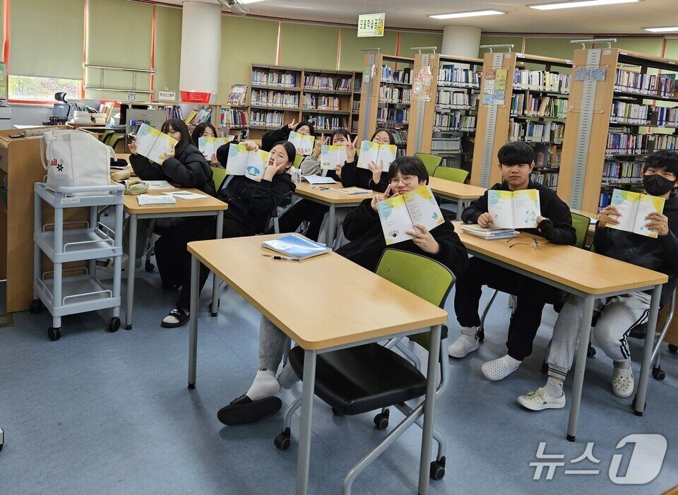 본문 이미지 - 학생들이  시 작품을 모은 &#39;우리들의 찬란한 시&#39; 문집을 들어보이고 있다.&#40;전남도교육청 제공, 재판매 및 DB 금지&#41;/뉴스1 