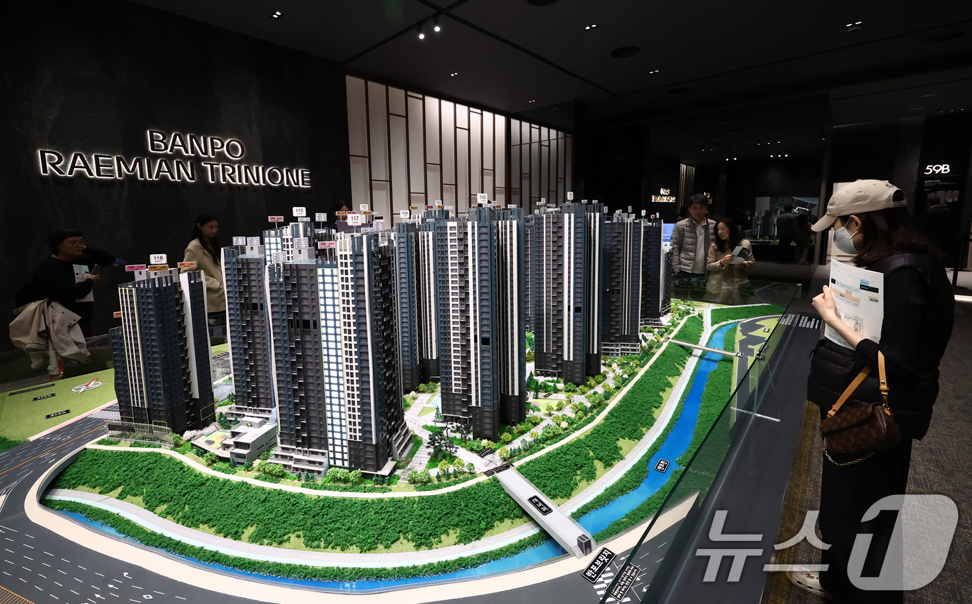 (서울=뉴스1) 김민지 기자 = 7일 오후 서울 송파구 래미안갤러리에서 시민들이 반포 래미안 트리니원 견본주택을 보고 있다.반포 래미안 트리니원은 반포아파트 제3주구 주택재건축 정 …