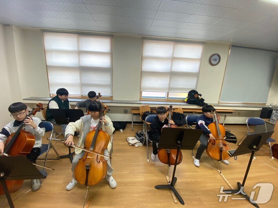 본문 이미지 - 학생들이 첼로 등  연주 연습에  집중하고 있다.&#40;전남도교육청 제공, 재판매 및 DB 금지&#41;/뉴스1 
