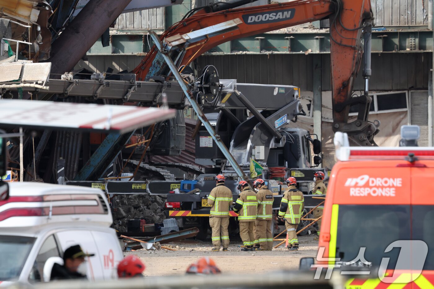 본문 이미지 - 7일 오후 울산 남구 동서발전 울산화력발전소 보일러 타워 붕괴현장에서 소방대원이 구조견과 함께 매몰자 수색 및 구조작업을 벌이고 있다. 2025.11.7/뉴스1 ⓒ News1 황기선 기자