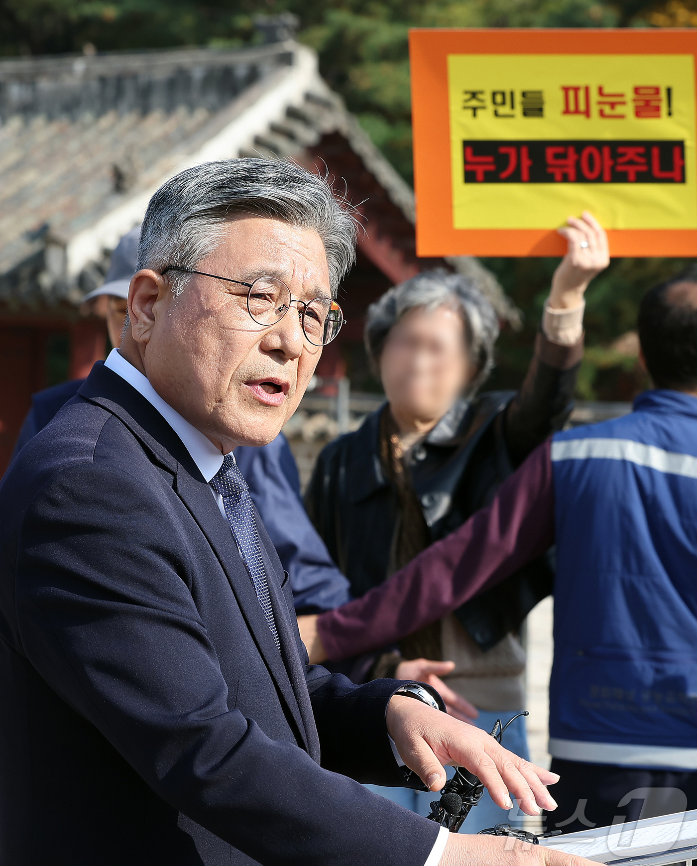 (서울=뉴스1) 김진환 기자 = 허민 국가유산청장이 7일 오후 서울 종묘 정전 하월대에서 종묘 앞 개발 관련 대법원 판결과 관련해 입장을 밝히고 있다.앞서 대법원은 지난 6일 국가 …