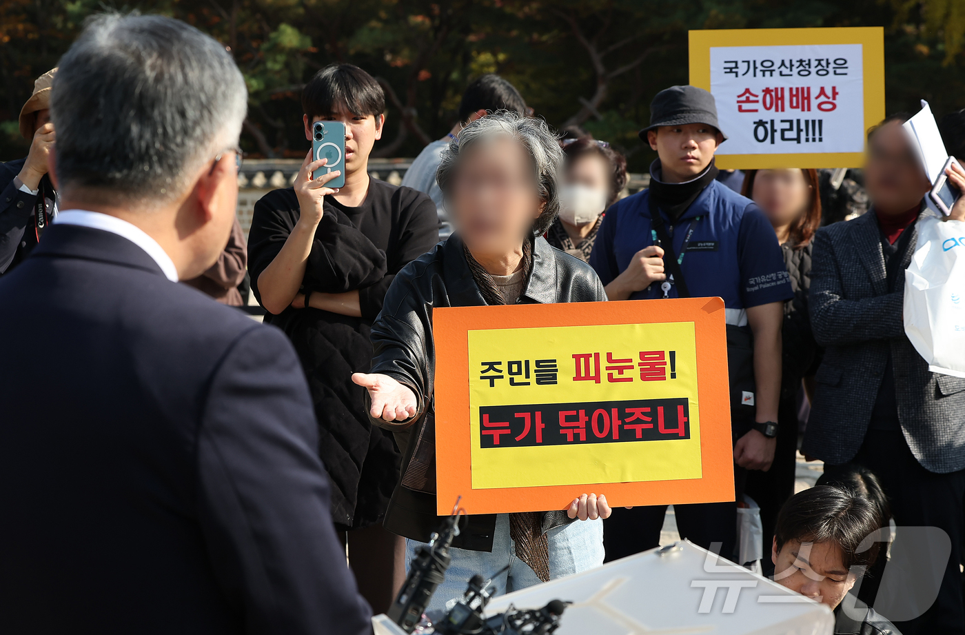 (서울=뉴스1) 김진환 기자 = 허민 국가유산청장이 7일 서울 종묘 정전 하월대에서 종묘 앞 개발 규제 완화 관련 대법원 판결에 대한 입장 발표 기자회견 중 세운 4구역 주민들의 …