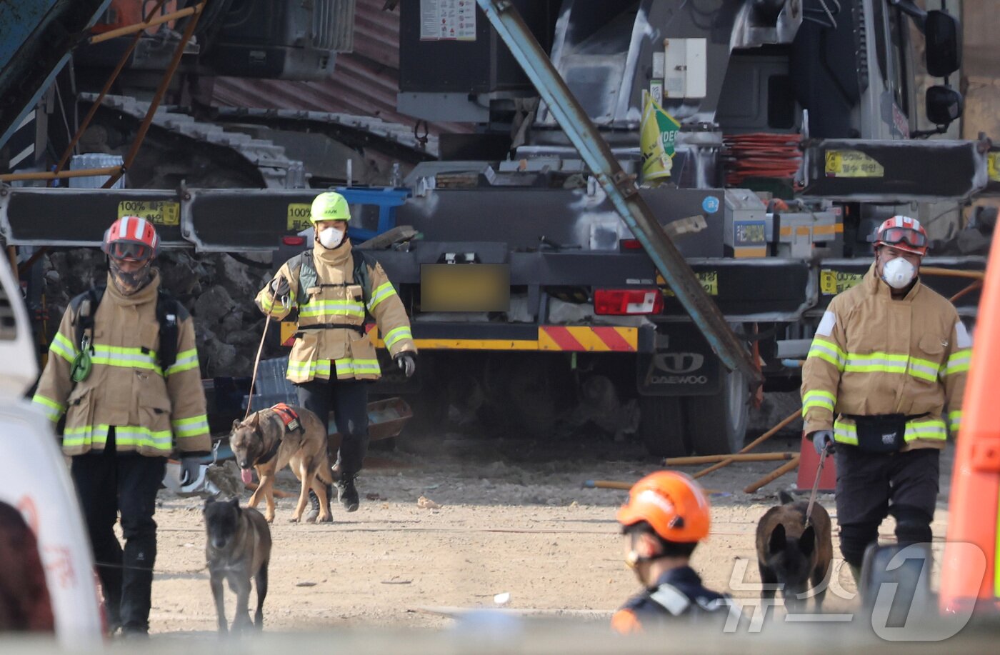 본문 이미지 - 7일 오후 울산 남구 동서발전 울산화력발전소 보일러 타워 붕괴현장에서 유가족들이 발전소 관계자들에게 항의하고 있다. 2025.11.7/뉴스1 ⓒ News1 황기선 기자
