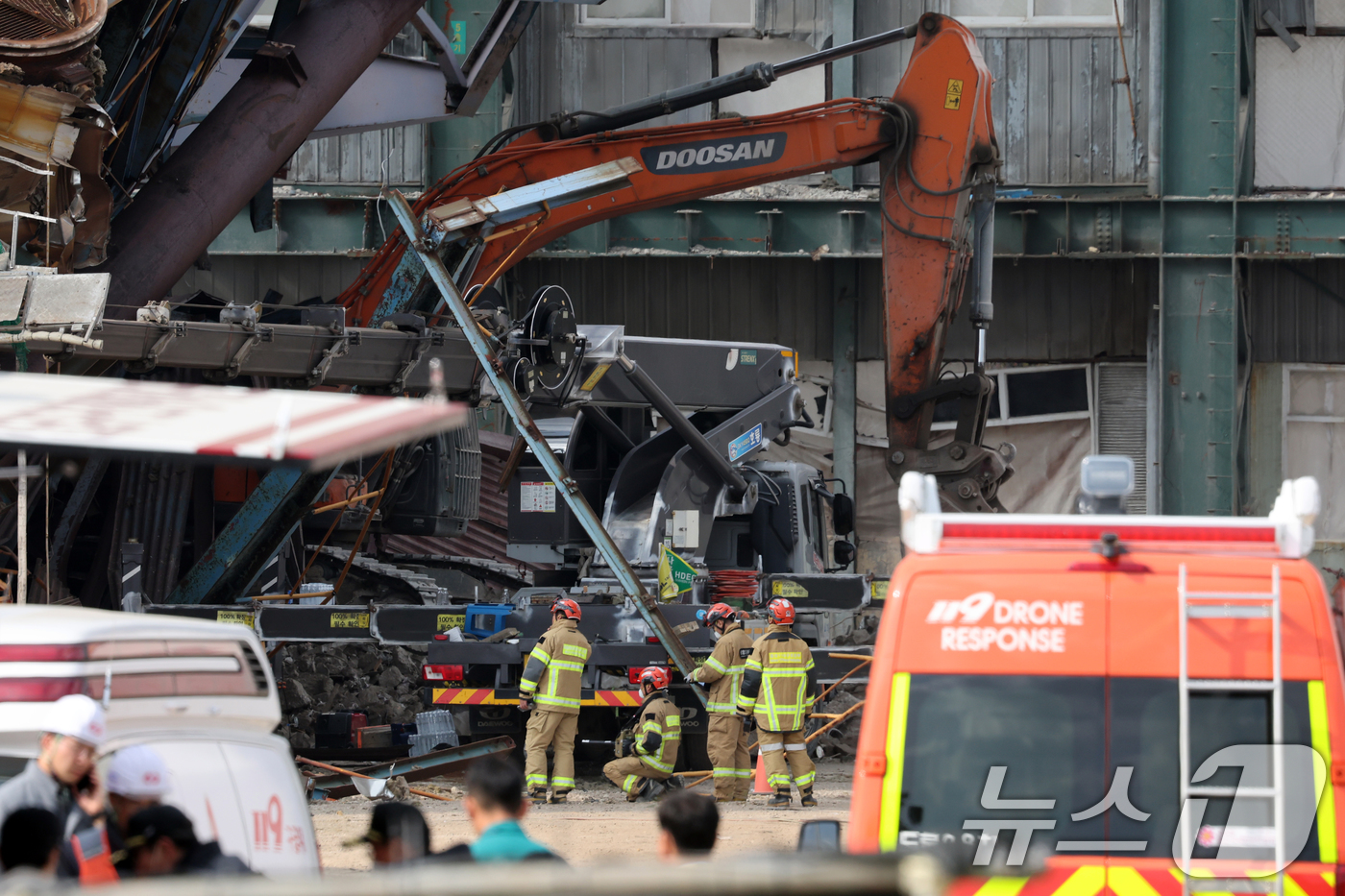 (울산=뉴스1) 황기선 기자 = 7일 오후 울산 남구 동서발전 울산화력발전소 보일러 타워 붕괴현장에서 소방대원이 매몰자 수색 및 구조작업을 벌이고 있다. 2025.11.7/뉴스1