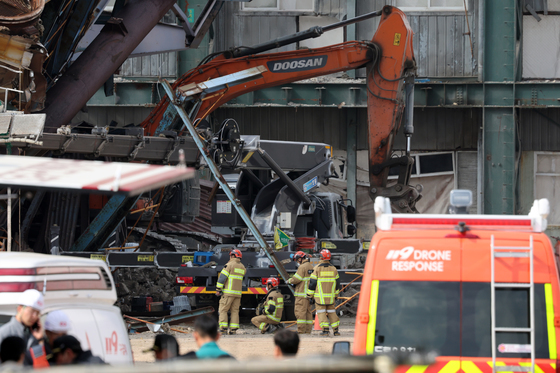 구조작업 이어 나가는 소방대원들
