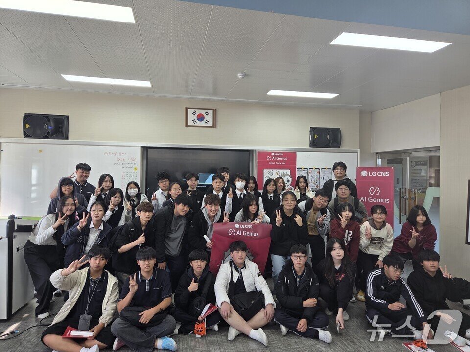 본문 이미지 -  &#39;스마트 모빌리티&#39; 프로그램&#39;에 참여한 학생들이 기념사진을 찍고 있다. &#40;전남도교육청 제공, 재판매 및 DB 금지&#41;/뉴스1  