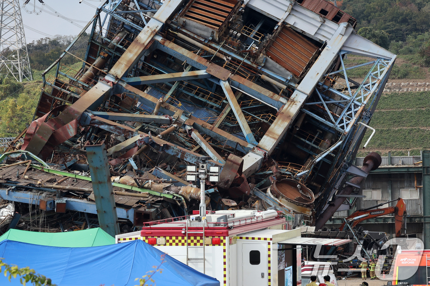 (울산=뉴스1) 황기선 기자 = 7일 오후 울산 남구 동서발전 울산화력발전소 보일러 타워 붕괴현장에서 소방대원이 매몰자 수색 및 구조작업을 벌이고 있다. 2025.11.7/뉴스1