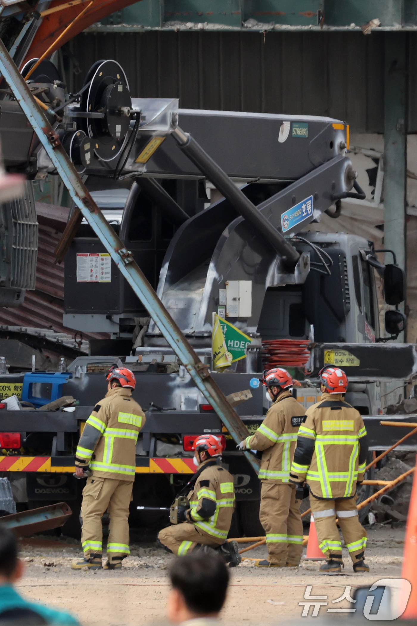 (울산=뉴스1) 황기선 기자 = 7일 오후 울산 남구 동서발전 울산화력발전소 보일러 타워 붕괴현장에서 소방대원이 매몰자 수색 및 구조작업을 벌이고 있다. 2025.11.7/뉴스1