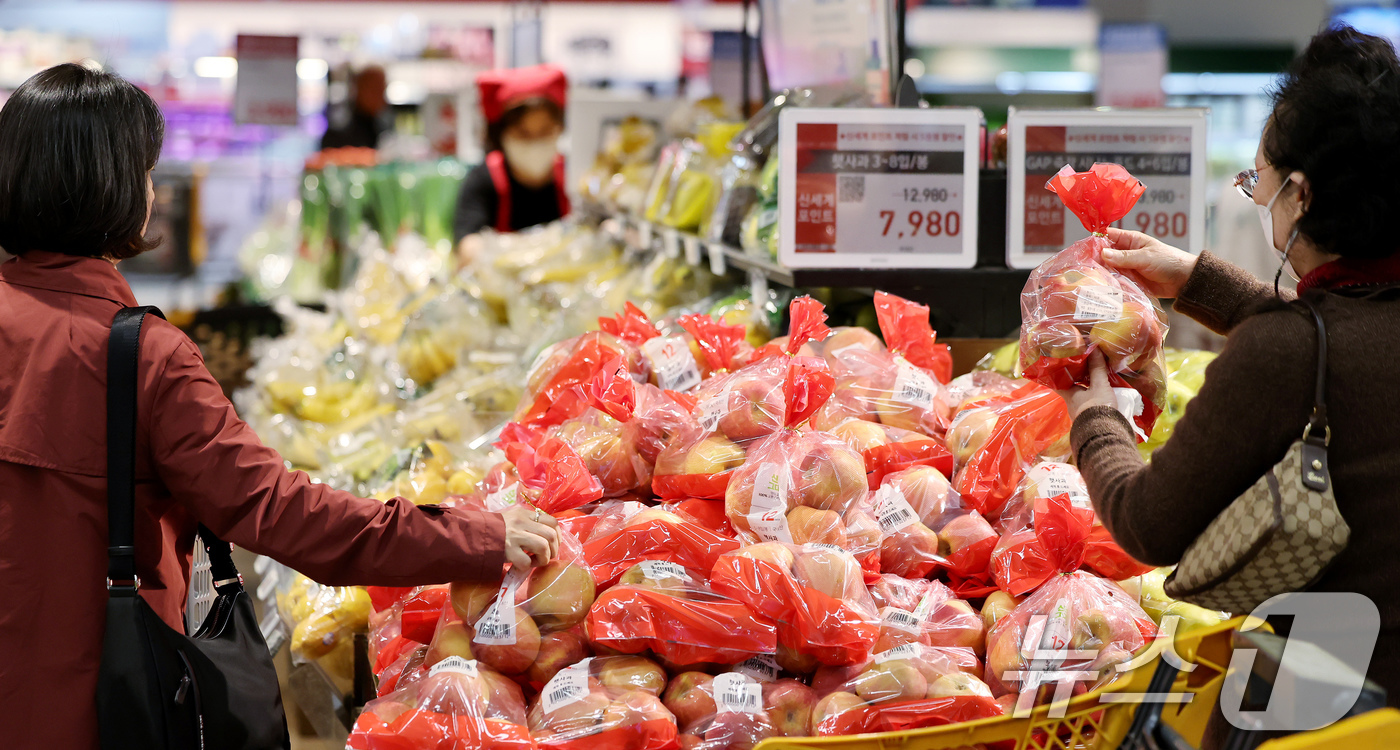 (서울=뉴스1) 장수영 기자 = 7일 서울의 한 마트를 찾은 시민이 사과를 구매하고 있다.이날 국가데이터처(옛 통계청)의 '2025년 10월 소비자물가동향'에 따르면 10월 사과 …