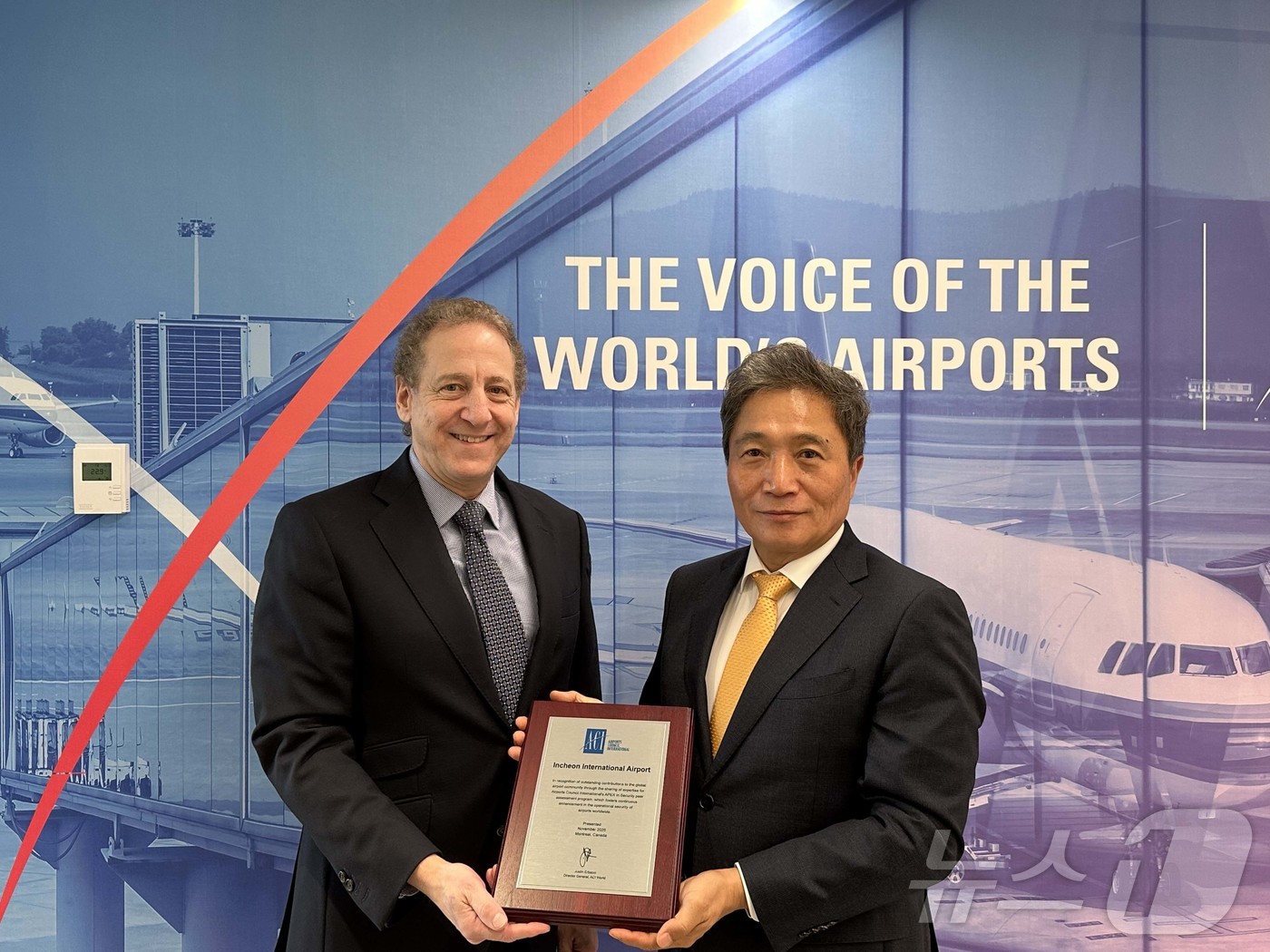 (서울=뉴스1) = 6일(현지시간) 인천국제공항공사 이학재 사장이 캐나다 몬트리올 국제공항협의회(ACI)에서 저스틴 엘바치 사무총장과 면담이후 공로패를 수령하고 있다. (인천국제공 …
