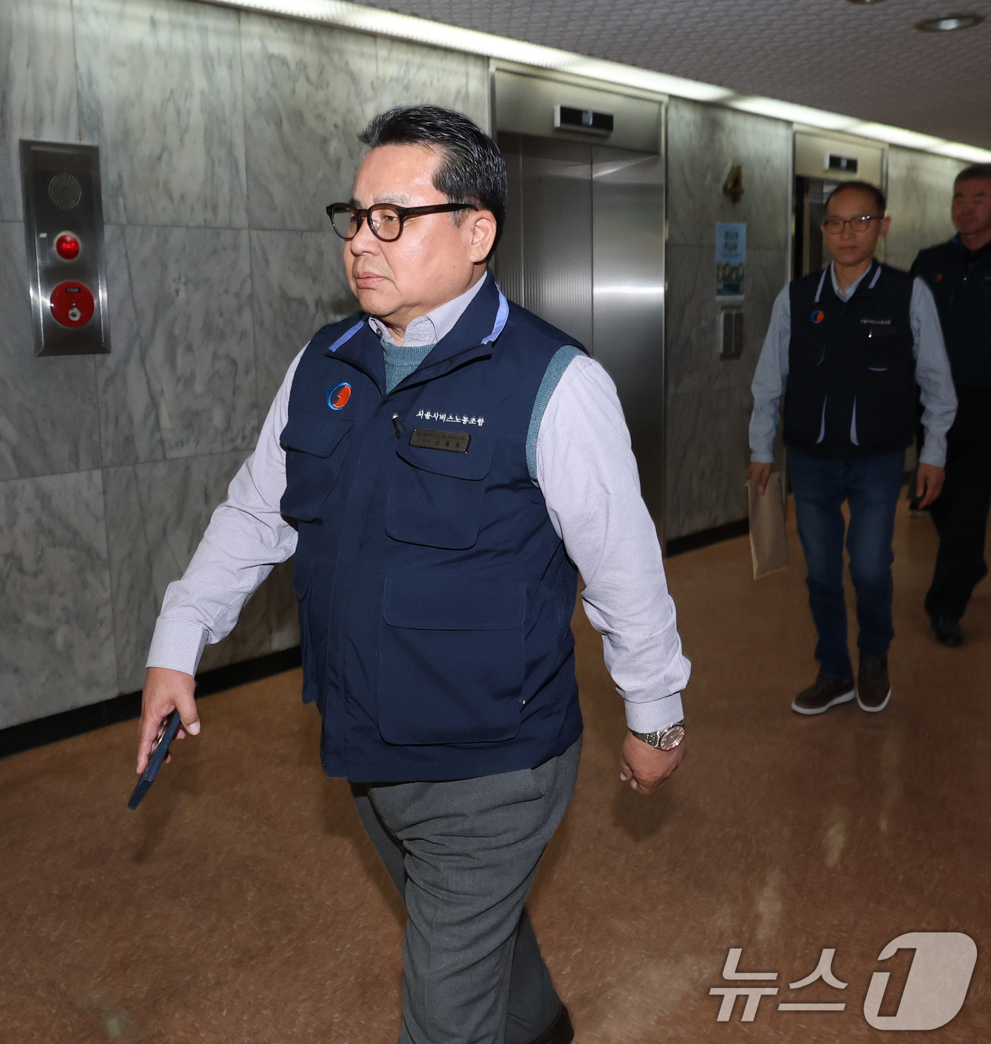 (서울=뉴스1) 오대일 기자 = 7일 오후 서울 송파구 서울버스운송사업조합에서 열린 서울시내버스 중앙노사교섭회의에서 서울시 버스노조 교섭위원들이 입장하고 있다.서울시내버스 노조는 …