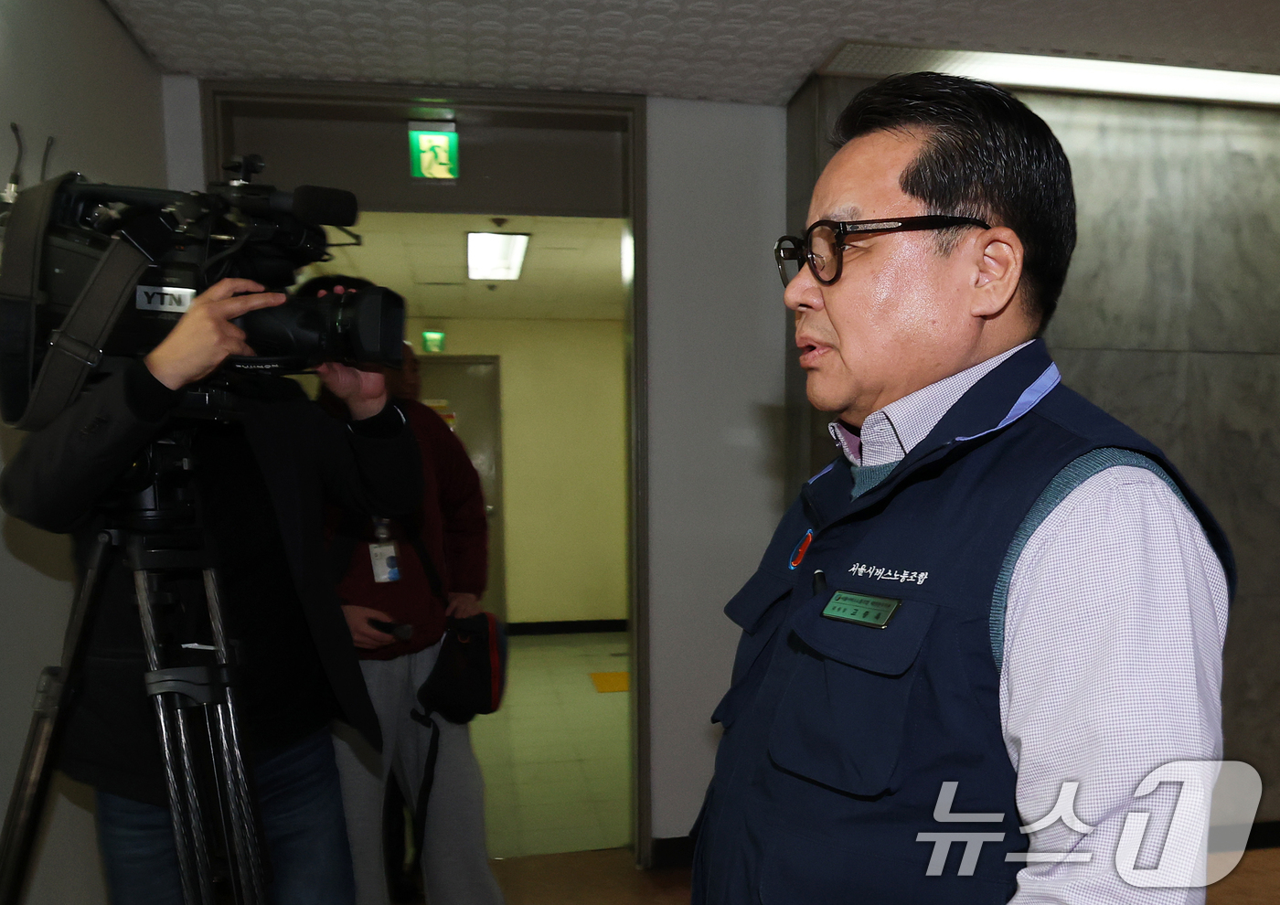 (서울=뉴스1) 오대일 기자 = 7일 오후 서울 송파구 서울버스운송사업조합에서 열린 서울시내버스 중앙노사교섭회의에서 서울시 버스노조 교섭위원들이 입장하고 있다.서울시내버스 노조는 …