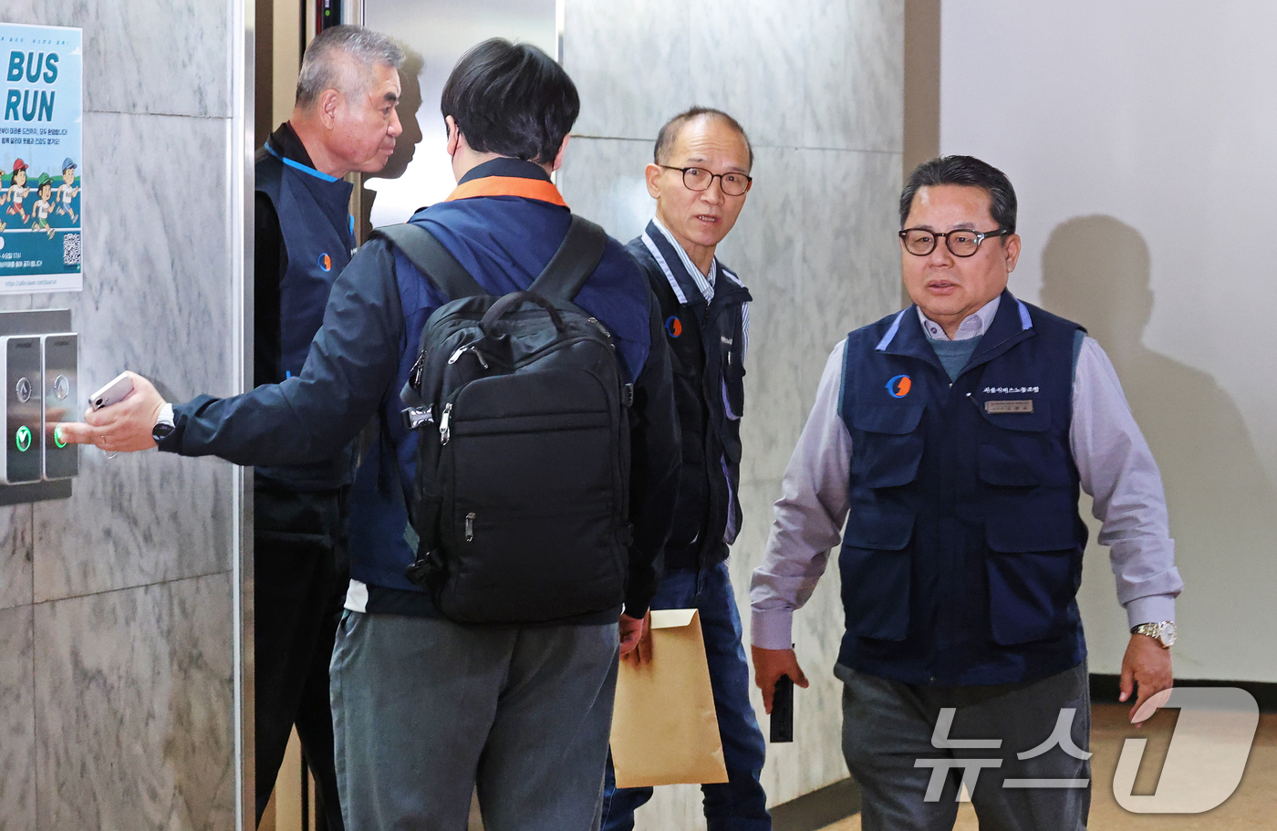 (서울=뉴스1) 오대일 기자 = 7일 오후 서울 송파구 서울버스운송사업조합에서 열린 서울시내버스 중앙노사교섭회의에서 서울시 버스노조 교섭위원들이 입장하고 있다.서울시내버스 노조는 …