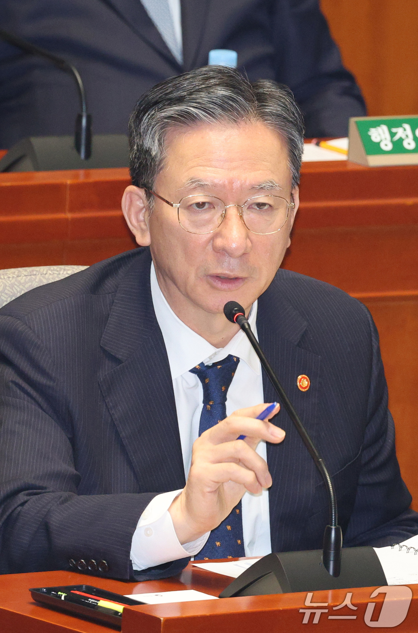 (서울=뉴스1) 신웅수 기자 = 정성호 법무부 장관이 7일 서울 여의도 국회에서 열린 예산결산특별위원회 전체회의에서 의원 질의에 답변하고 있다. 2025.11.7/뉴스1