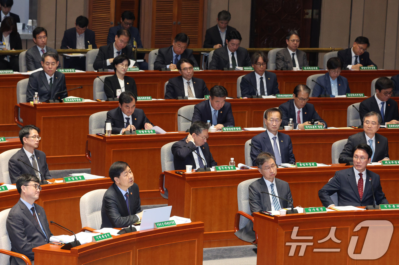 (서울=뉴스1) 신웅수 기자 = 구윤철 경제부총리 겸 기획재정부 장관이 7일 서울 여의도 국회에서 열린 예산결산특별위원회 전체회의에서 의원 질의에 답변하고 있다. 2025.11.7 …
