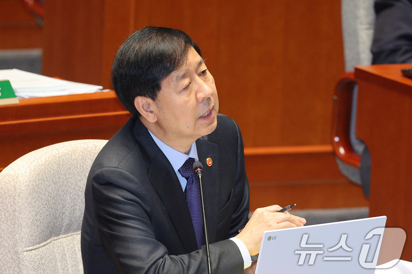 (서울=뉴스1) 신웅수 기자 = 구윤철 경제부총리 겸 기획재정부 장관이 7일 서울 여의도 국회에서 열린 예산결산특별위원회 전체회의에서 의원 질의에 답변하고 있다. 2025.11.7 …