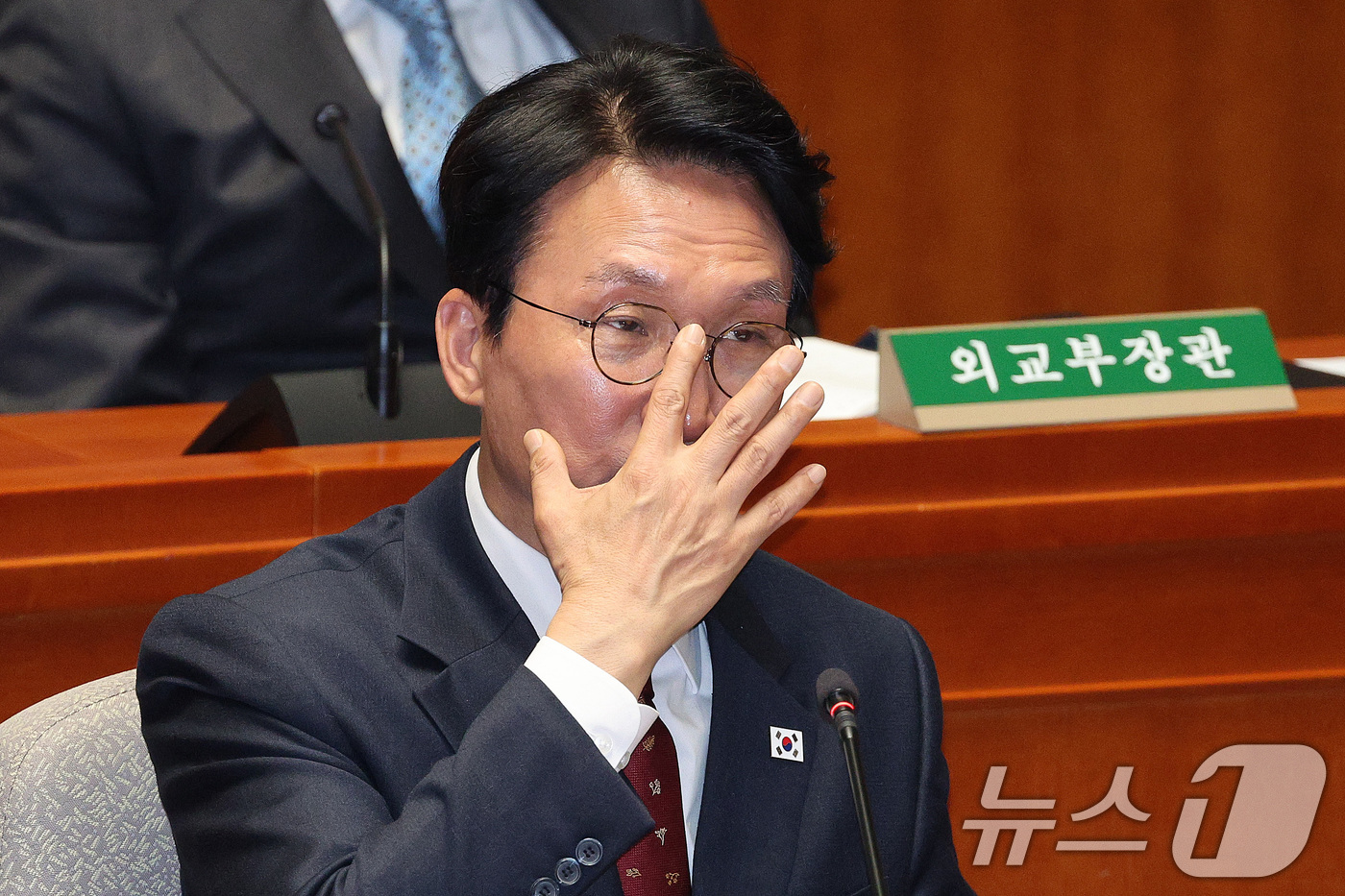 (서울=뉴스1) 신웅수 기자 = 김민석 국무총리가 7일 서울 여의도 국회에서 열린 예산결산특별위원회 전체회의에서 안경을 고쳐쓰고 있다. 2025.11.7/뉴스1