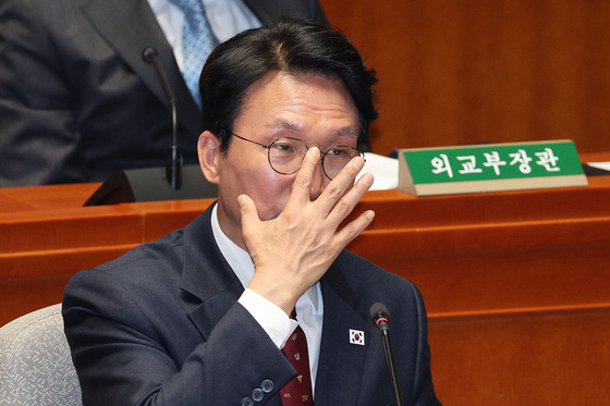 안경 고쳐쓰는 김민석 총리