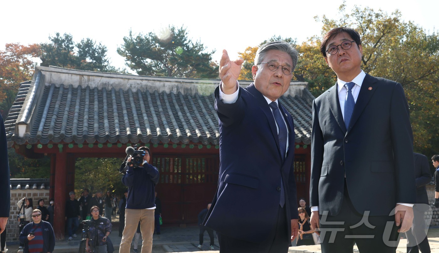 (서울=뉴스1) = 최휘영 문화체육관광부 장관이 7일 서울 종로구 세계유산 종묘를 찾아, 최근 서울시의 세운상가 재개개발계획에 따른 영향을 살펴보고 대책을 점검하고 있다. (문화체 …