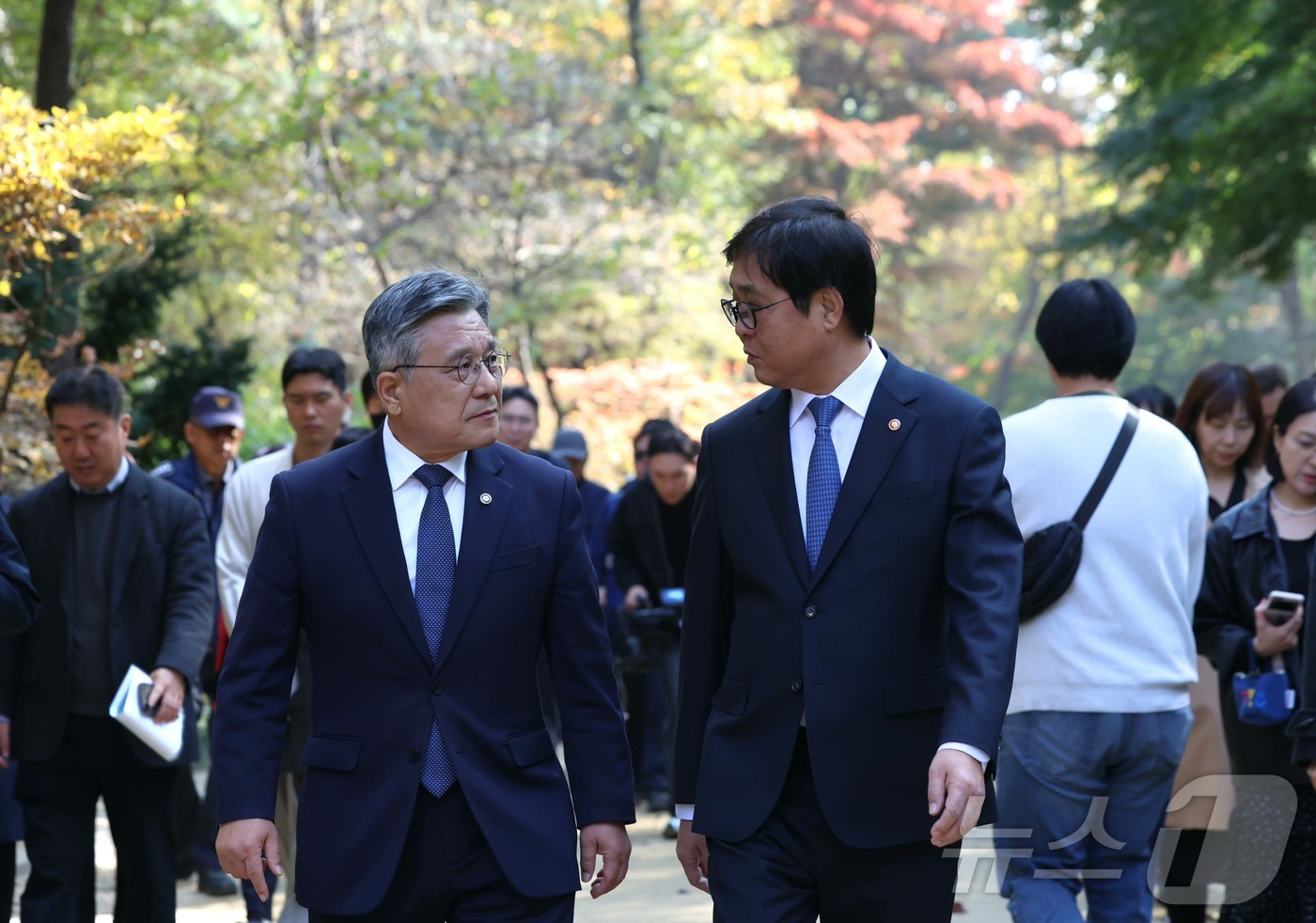 (서울=뉴스1) = 최휘영 문화체육관광부 장관이 7일 서울 종로구 세계유산 종묘를 찾아, 최근 서울시의 세운상가 재개개발계획에 따른 영향을 살펴보고 대책을 점검하고 있다. (문화체 …