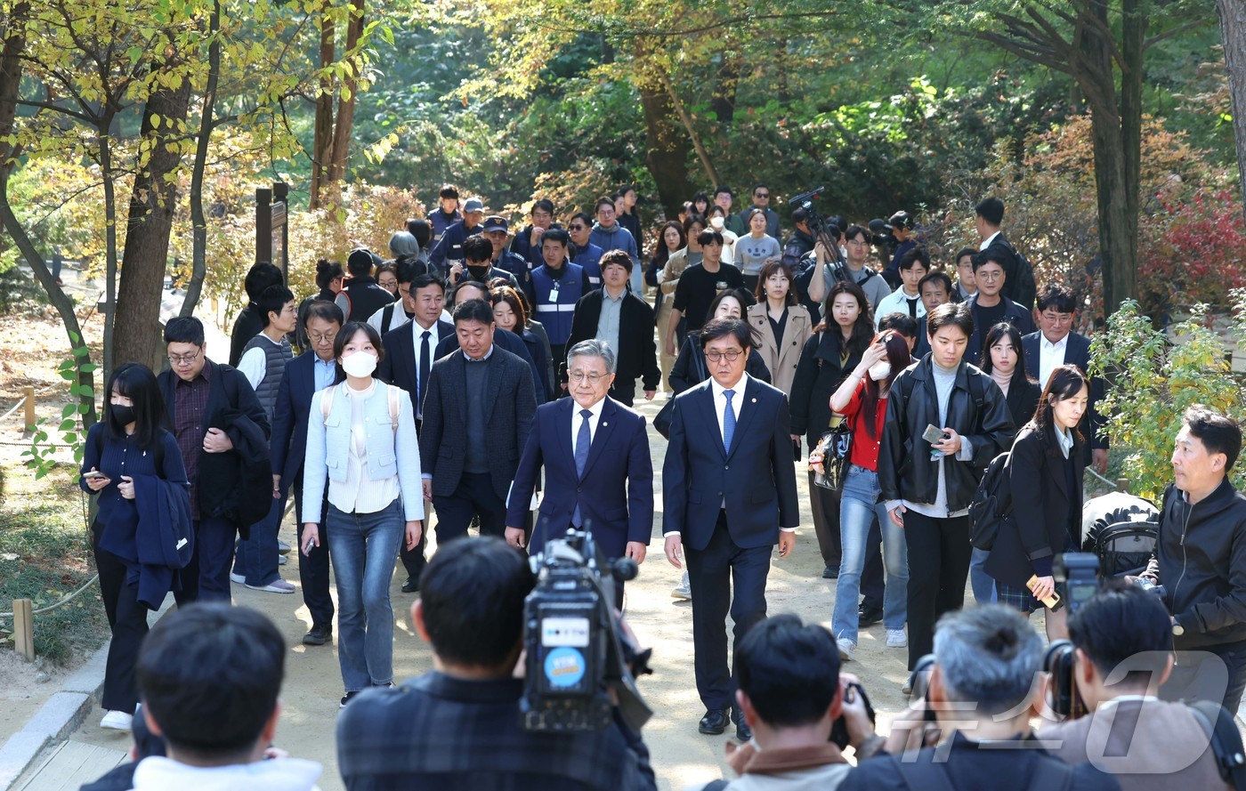 (서울=뉴스1) = 최휘영 문화체육관광부 장관이 7일 서울 종로구 세계유산 종묘를 찾아, 최근 서울시의 세운상가 재개개발계획에 따른 영향을 살펴보고 대책을 점검하고 있다. (문화체 …