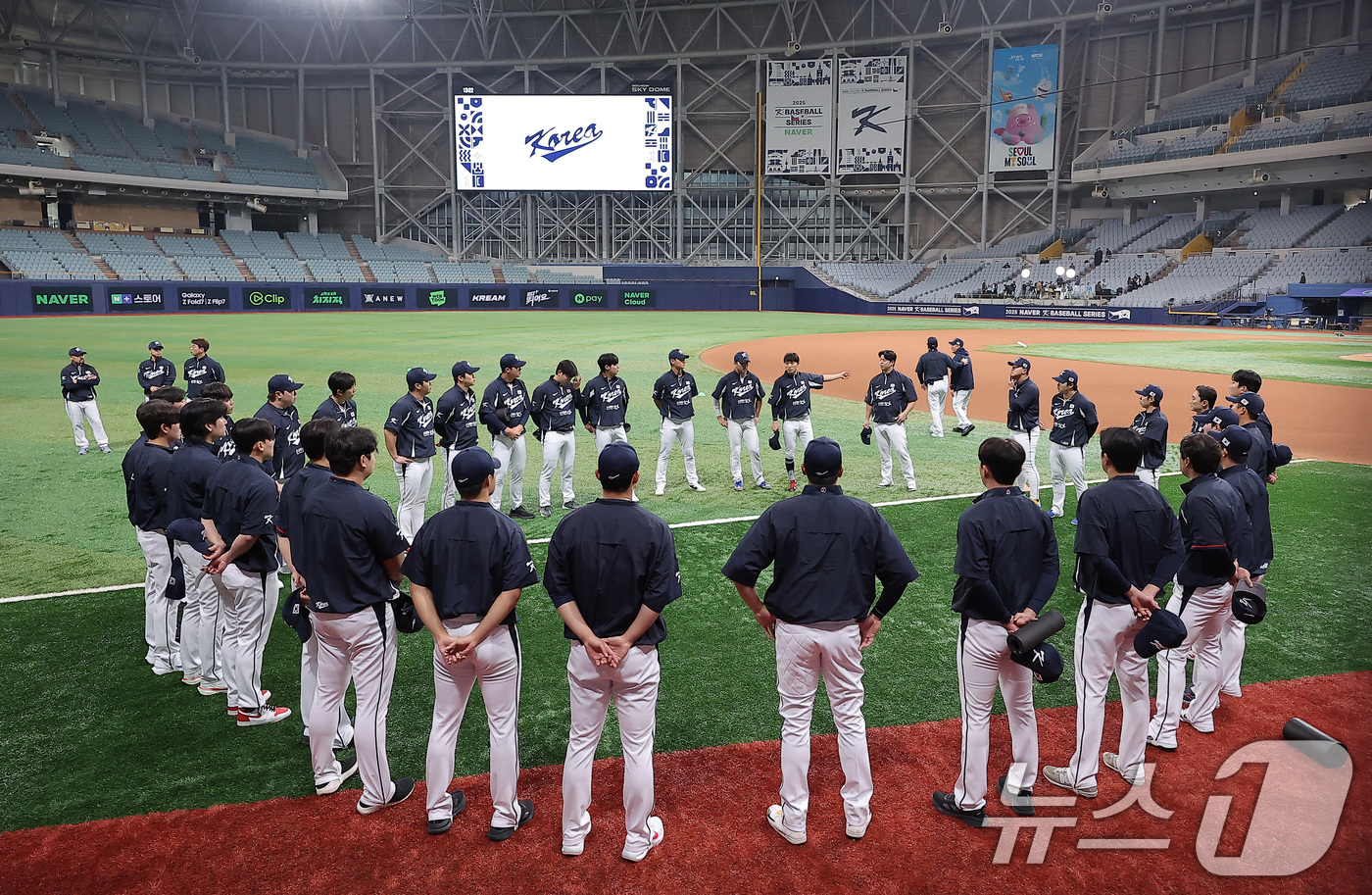 (서울=뉴스1) 김성진 기자 = 야구대표팀이 7일 서울 고척스카이돔에서 훈련을 하기 전 미팅을 하고 있다.류지현 감독이 이끄는 대표팀은 오는 8,9일 체코에 이어 15,16일에 일 …