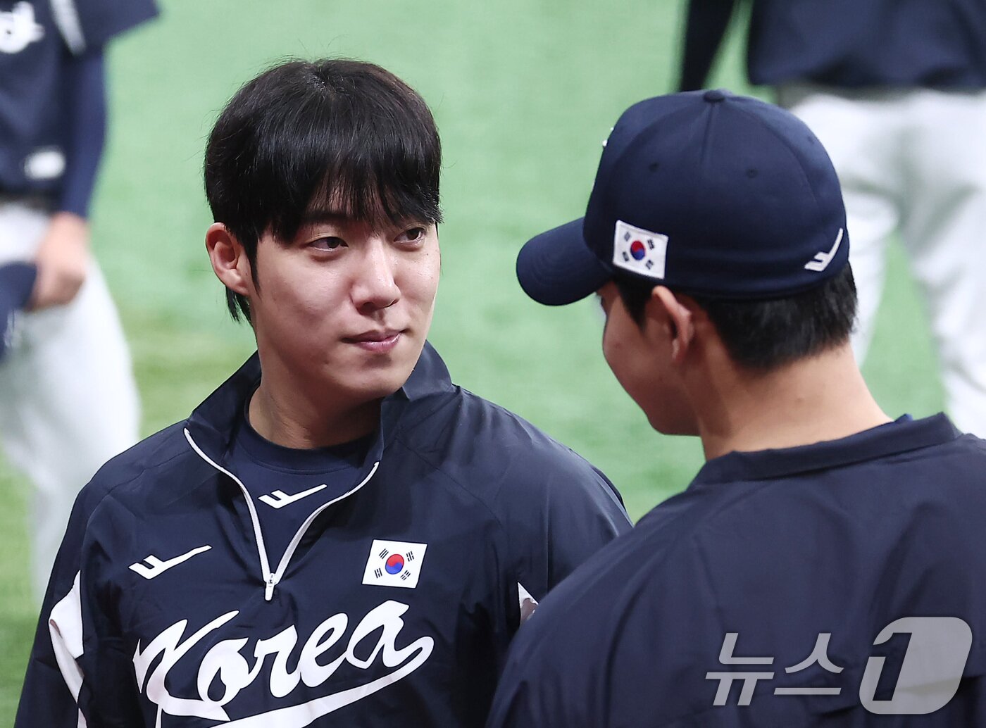 본문 이미지 - 야구대표팀 원태인이 7일 서울 고척스카이돔에서 훈련을 하기 전 문동주를 바라보고 있다. 류지현 감독이 이끄는 대표팀은 오는 8,9일 체코에 이어 15,16일에 일본과의 평가전 경기를 치를 예정이다. 2025.11.7/뉴스1 ⓒ News1 김성진 기자