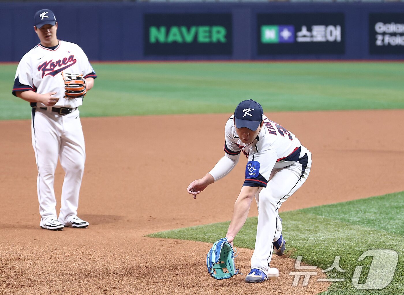 본문 이미지 - 야구대표팀 노시환과 김영웅이 7일 서울 고척스카이돔에서 수비훈련을 하고 있다. 류지현 감독이 이끄는 대표팀은 오는 8,9일 체코에 이어 15,16일에 일본과의 평가전 경기를 치를 예정이다. 2025.11.7/뉴스1 ⓒ News1 김성진 기자