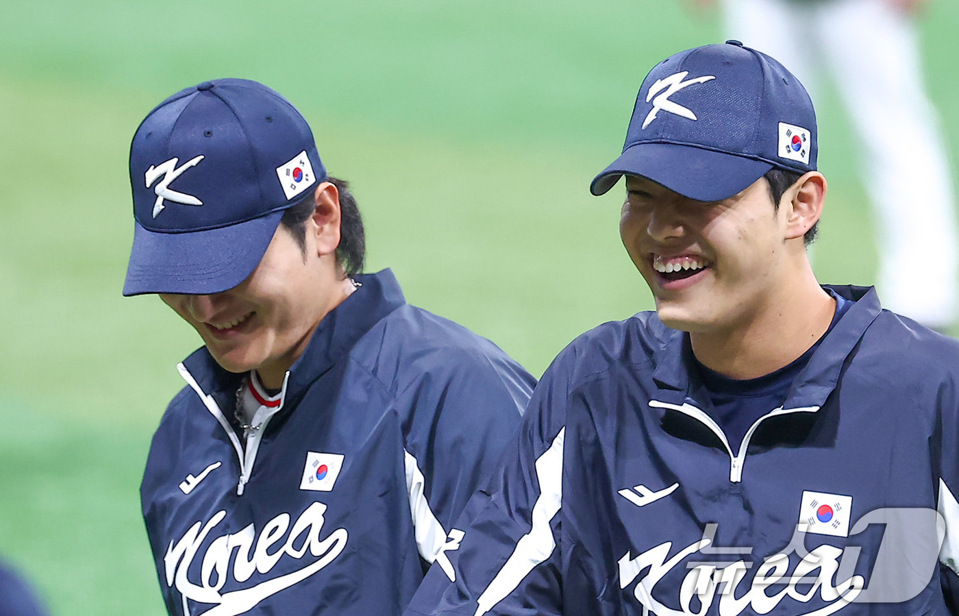 (서울=뉴스1) 김성진 기자 = 야구대표팀 곽빈(왼쪽)과 문동주가 7일 서울 고척스카이돔에서 스트레칭을 하고 있다.류지현 감독이 이끄는 대표팀은 오는 8,9일 체코에 이어 15,1 …