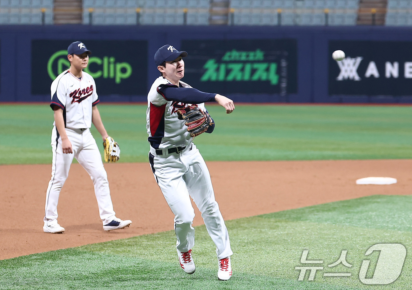 (서울=뉴스1) 김성진 기자 = 야구대표팀 김주원과 박성한이 7일 서울 고척스카이돔에서 수비훈련을 하고 있다.류지현 감독이 이끄는 대표팀은 오는 8,9일 체코에 이어 15,16일에 …