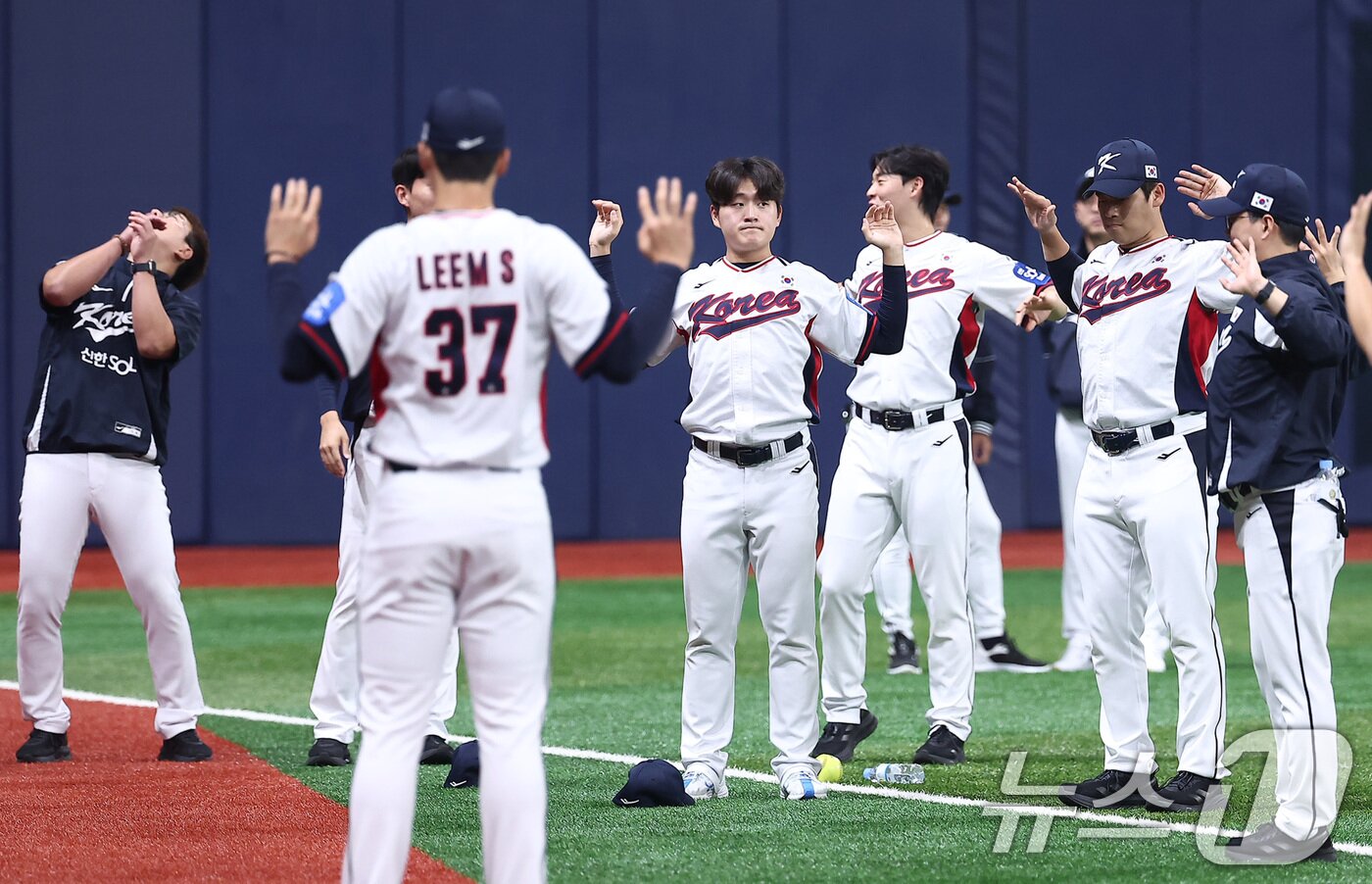 본문 이미지 - 야구대표팀이 7일 서울 고척스카이돔에서 스트레칭을 하고 있다. 류지현 감독이 이끄는 대표팀은 오는 8,9일 체코에 이어 15,16일에 일본과 평가전 경기를 치를 예정이다. 2025.11.7/뉴스1 ⓒ News1 김성진 기자