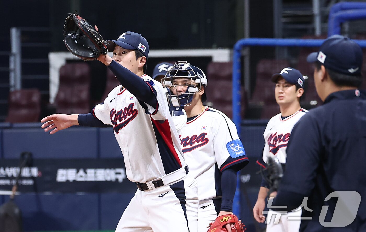 본문 이미지 - 야구대표팀 조형우, 박동원, 최재훈이 7일 서울 고척스카이돔에서 수비 훈련을 하고 있다. 류지현 감독이 이끄는 대표팀은 오는 8,9일 체코에 이어 15,16일에 일본과의 평가전 경기를 치를 예정이다. 2025.11.7/뉴스1 ⓒ News1 김성진 기자